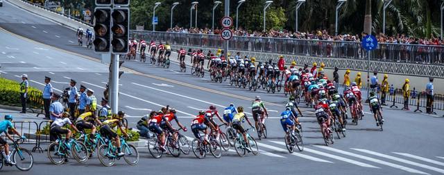 人正在张家界的深山里生吞蝗虫ky开元棋牌那个涂指甲油的女(图2)